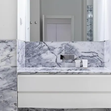 Plum Guide - Porcelain Club